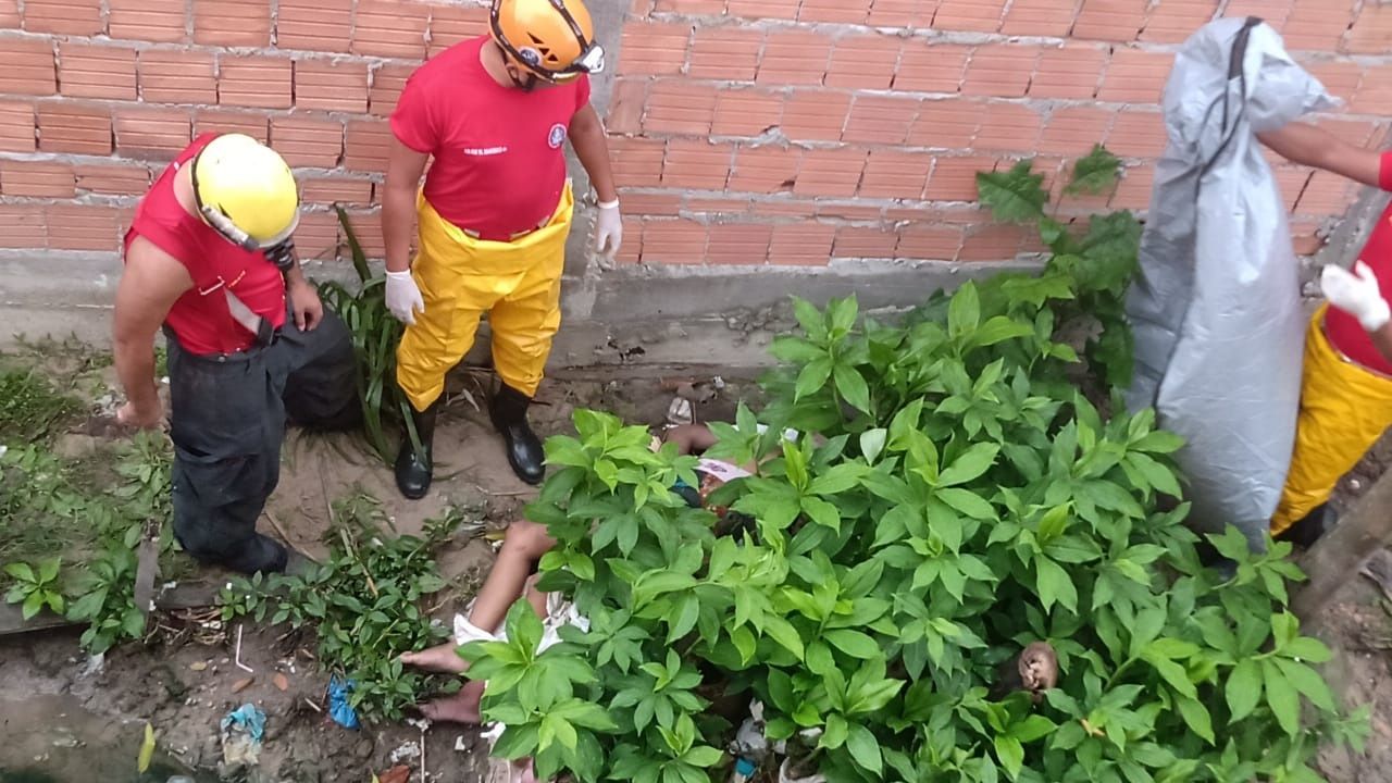 Corpo de mulher é achado em igarapé de Manaus