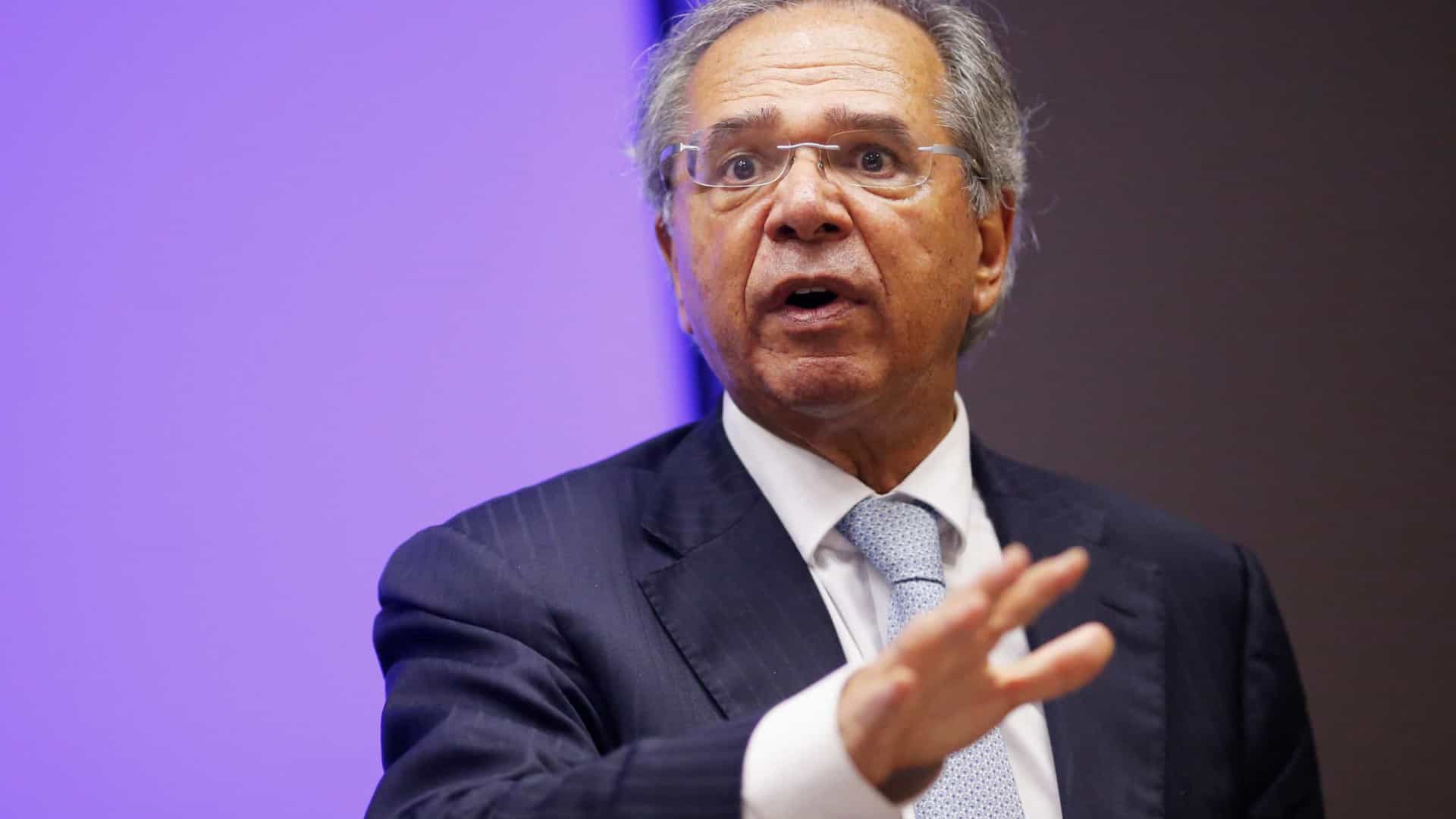 'Vamos retirar auxílio e vamos nos concentrar em entregar as vacinas', diz Guedes