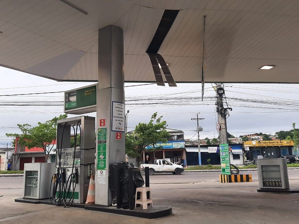 Quadrilha explode cofre de posto de combustíveis em Manaus