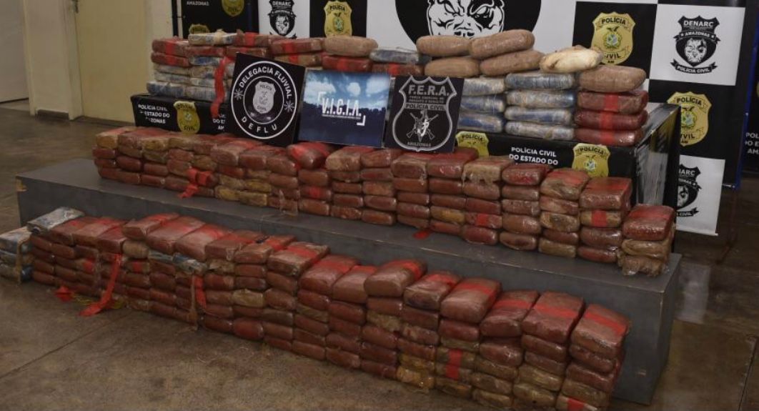 Polícia apreende 280 quilos de maconha tipo skunk em embarcação