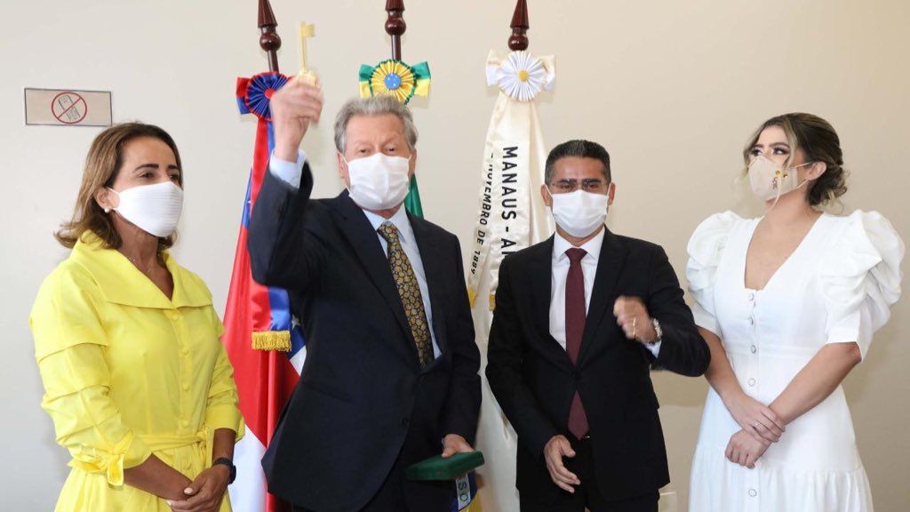 ‘Fez-se a democracia mais uma vez’, diz Arthur Virgílio ao entregar chave de Manaus a Arthur