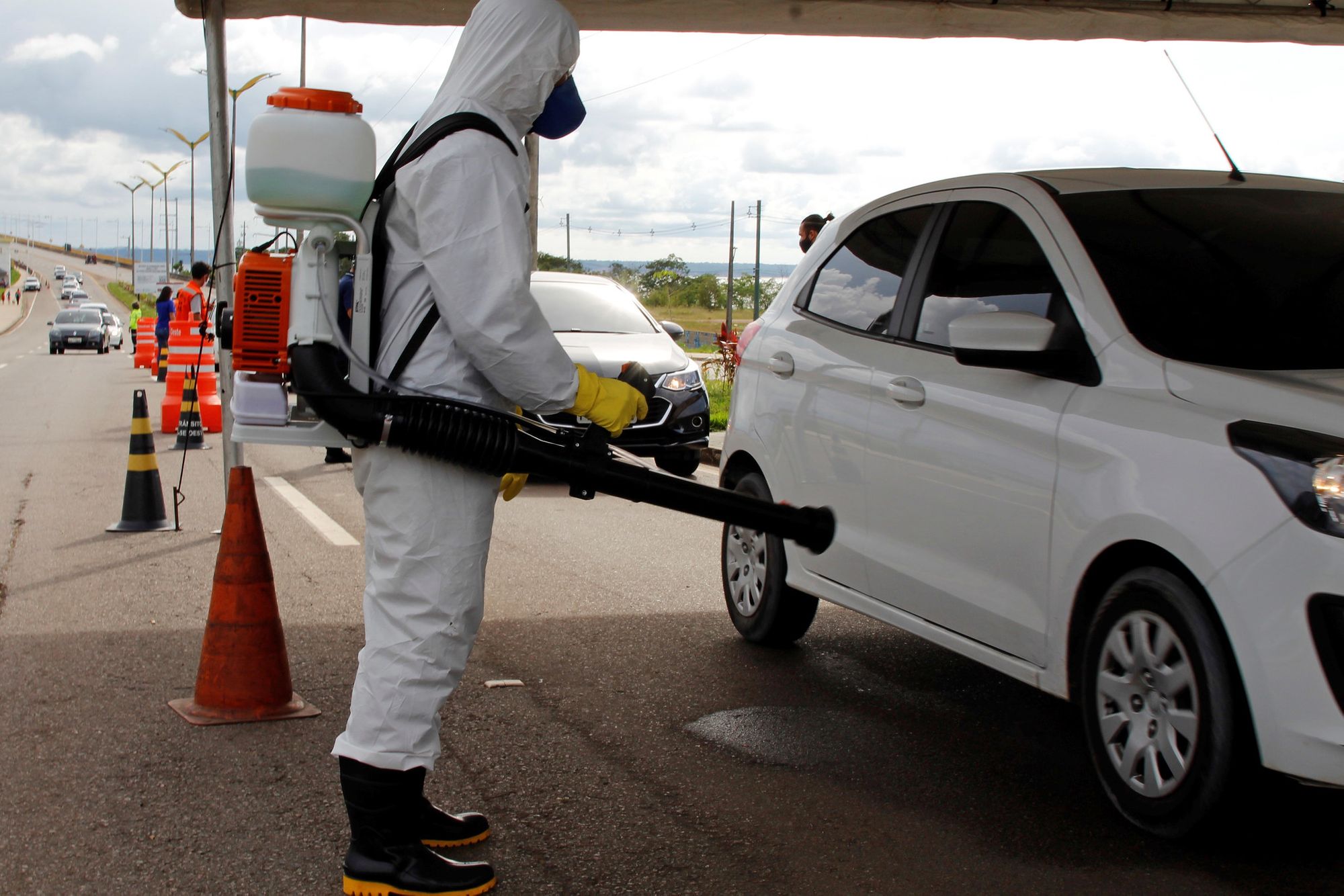 Prefeitura sanitiza mais de dois mil veículos em barreiras de Manaus