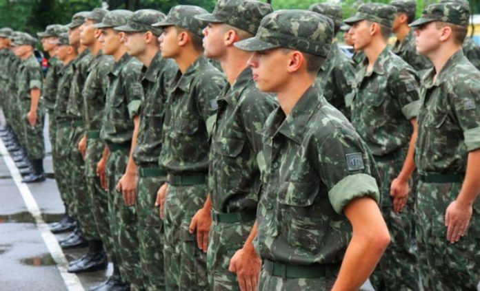 Jovens recebem orientações para fazerem alistamento militar on-line