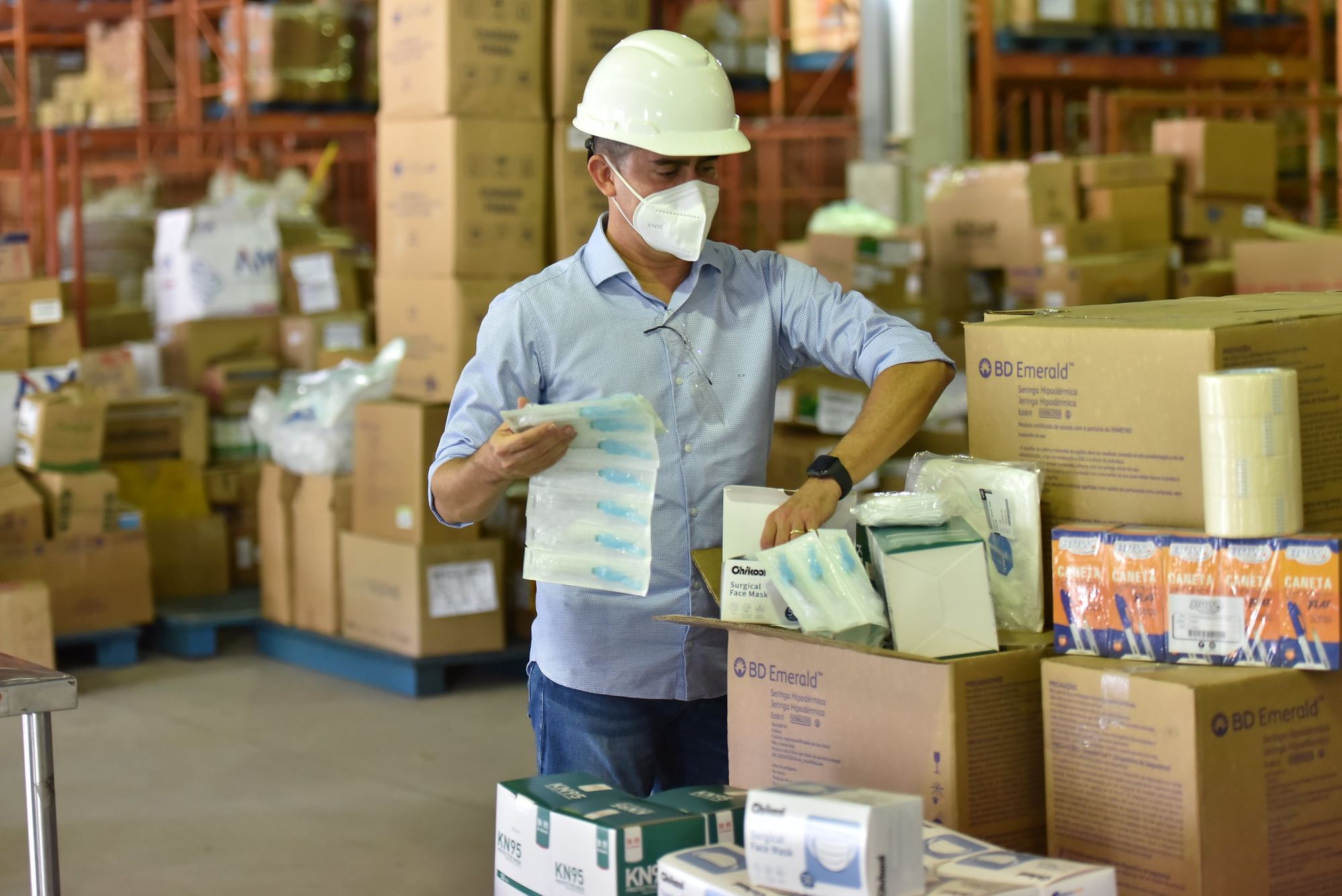 "Manaus tem seringas e pessoal pronto para vacinar", afirma prefeito David Almeida