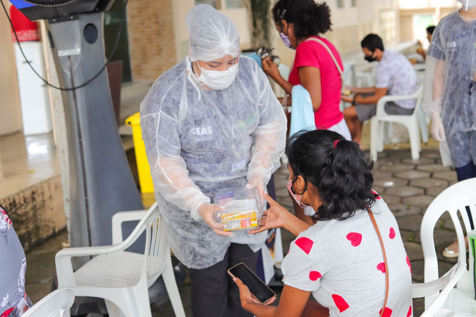 Seas distribui lanches aos familiares de pacientes internados no Hospital 28 de Agosto