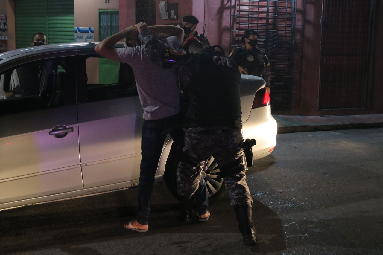 Toque de recolher apreende 20 carros e prende dois em Manaus