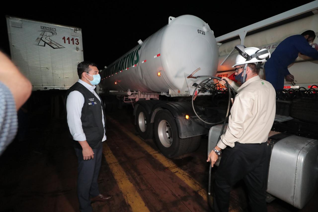 Durante a madrugada, Wilson recebe oxigênio para restabelecer o abastecimento nos hospitais do AM