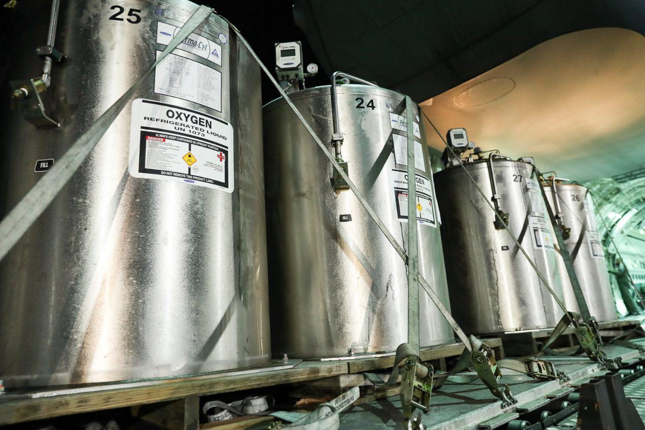 Amazonas recebe carregamento com cinco tanques de oxigênio líquido e 305 cilindros de oxigênio