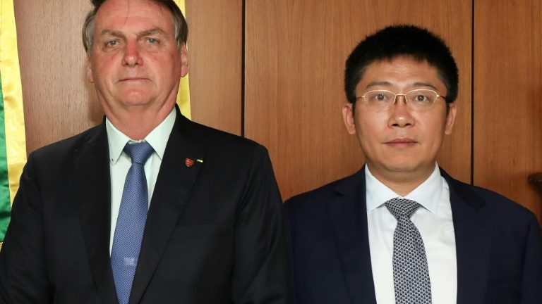 Bolsonaro vai baixar tom contra Huawei no 5G para agilizar importação de insumos de vacina da China