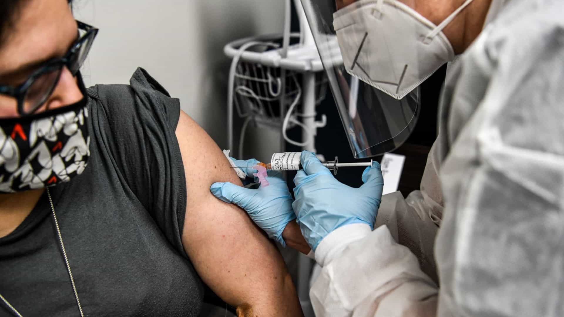 Em Manaus, juíza vê 'fortíssimos indícios de desvio' e exige lista de vacinados