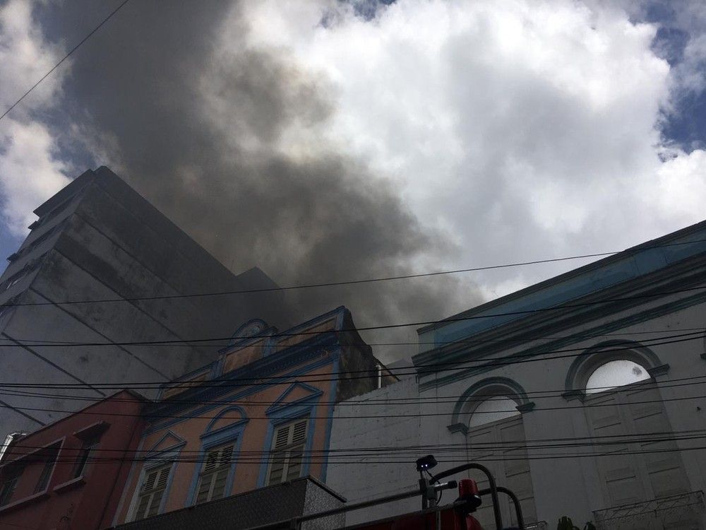 Prédio comercial é atingido por incêndio no Centro de Manaus
