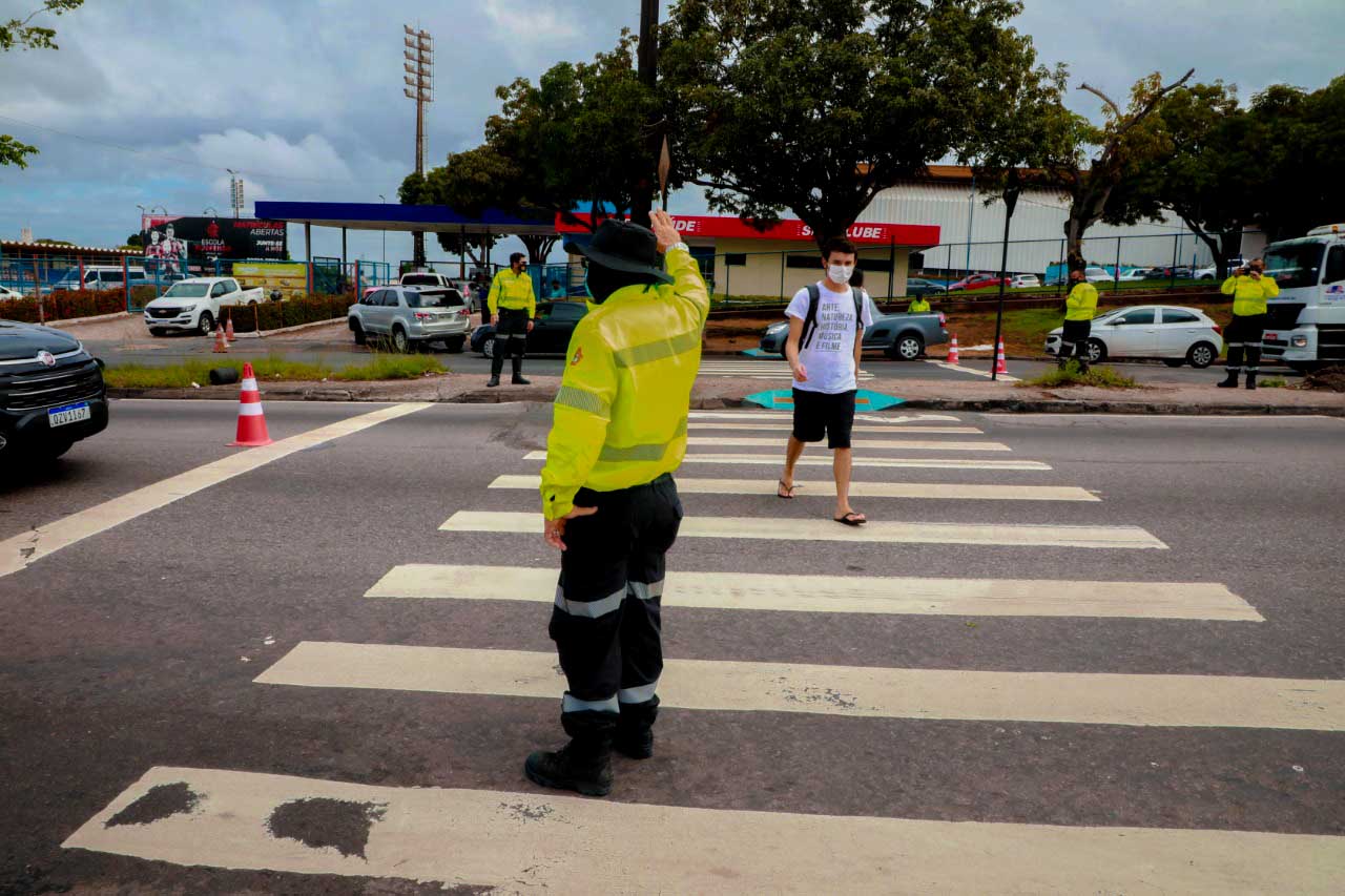 Agentes do IMMU orientam o trânsito nos pontos de vacinação