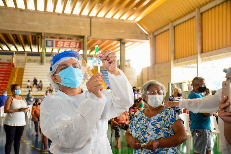 Manaus registra recorde de vacinados e queda no número de sepultamentos
