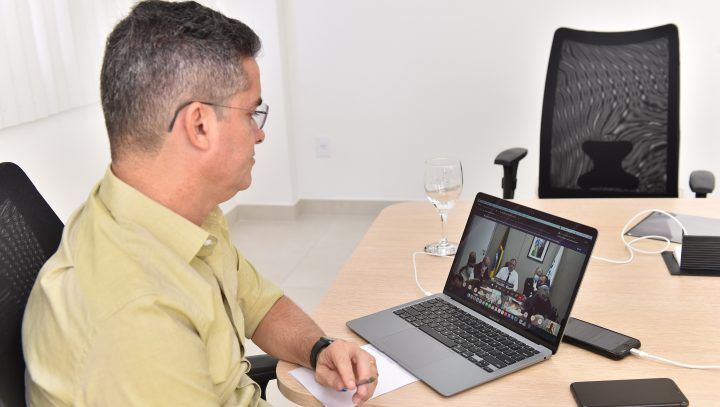 Pazuello garante a David Almeida que vacina contra a Covid-19 chegará aos professores a partir de março