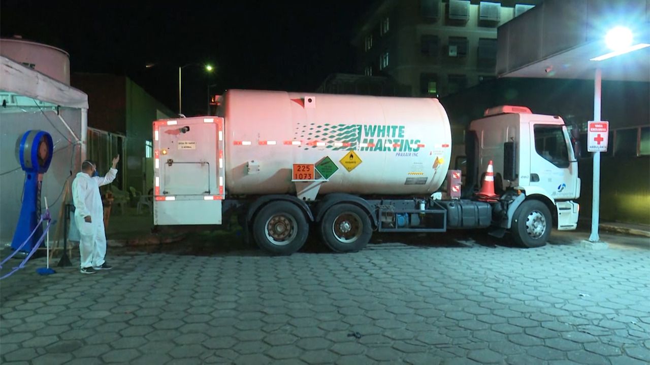 Carregamento de 25 mil metros cúbicos de oxigênio vindo da Venezuela chega a Manaus