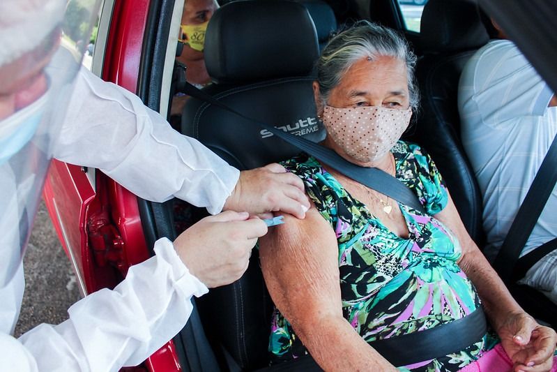 Saiba como agendar a vacinação de idosos acamados acima de 70 anos