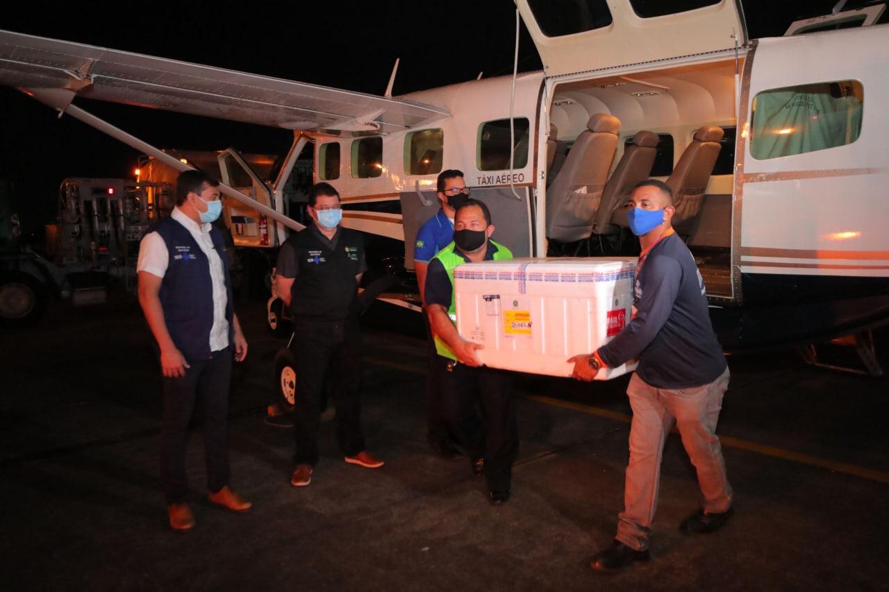 Wilson acompanha chegada de mais 76 mil doses de vacinas contra a Covid-19