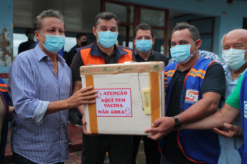 Wilson Lima reforça importância de vacinação contra Covid-19 em região atingida pela cheia