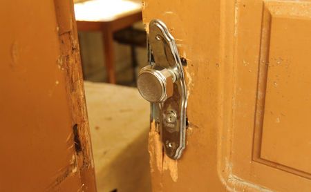 Homem invade casa para roubar, dorme e acaba preso em Manaus