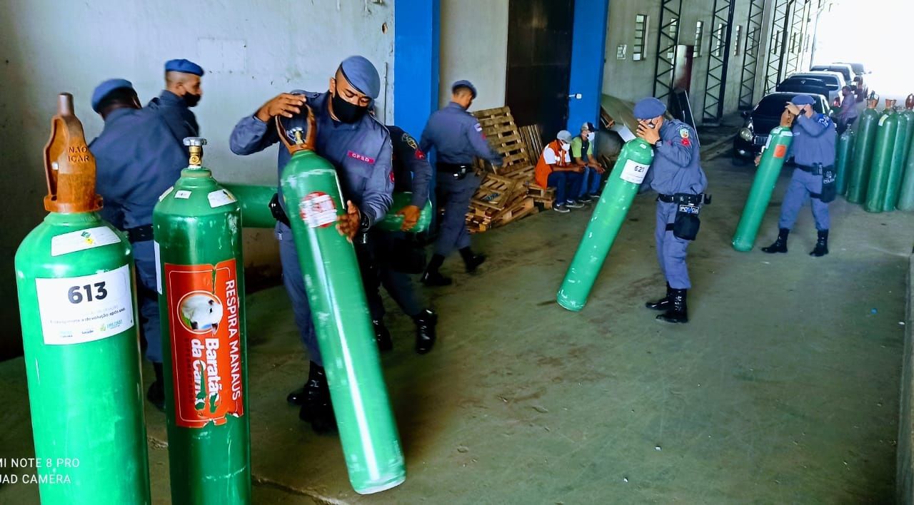 Polícia Militar realiza transporte de cilindros e outros materiais hospitalares no combate à covid-19