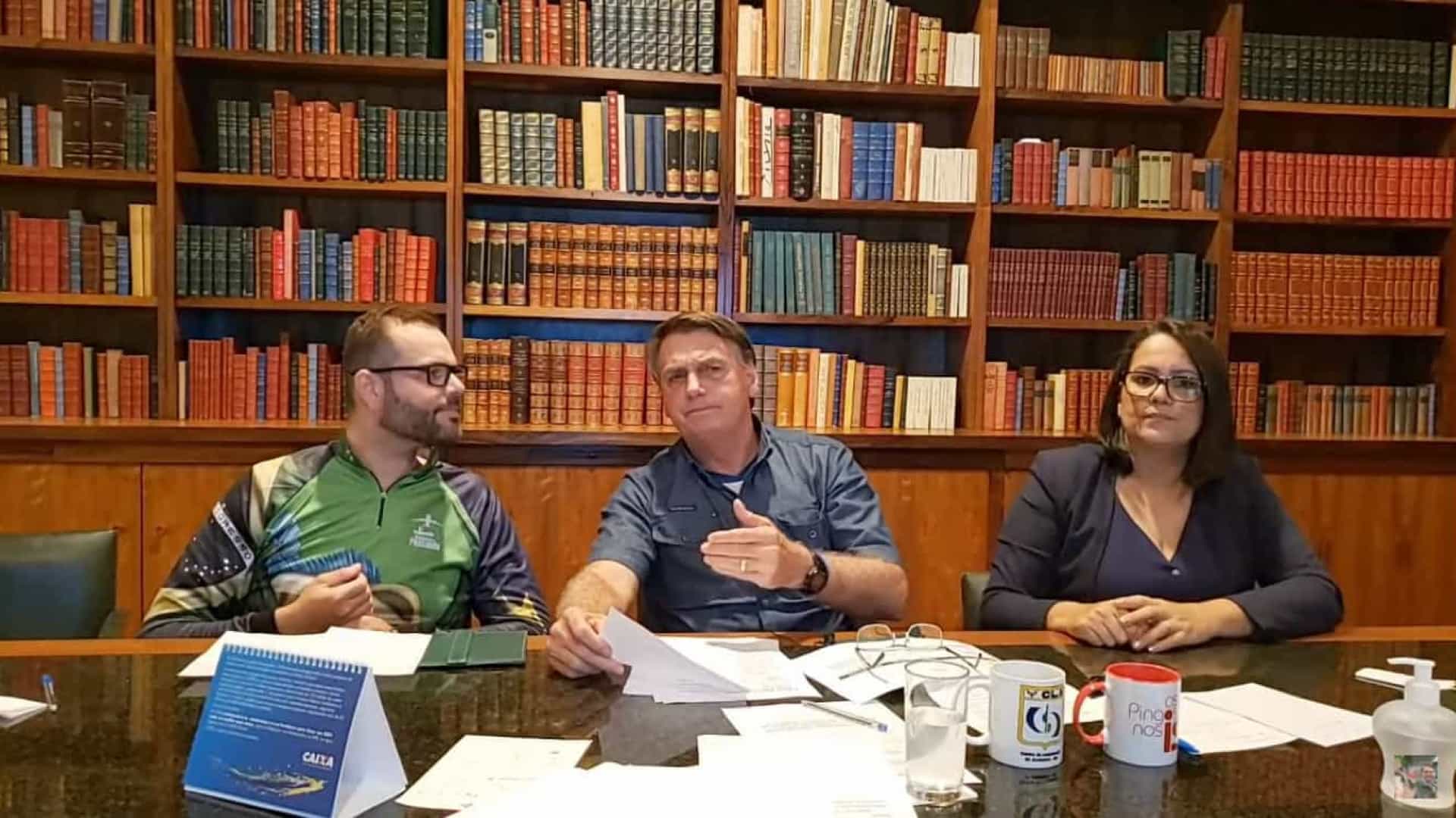 Depois de cloroquina, Bolsonaro defende 'spray' ainda em estudo para tratar covid