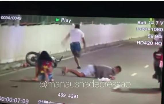 Trio tenta fugir de abordagem e é detido por receptação de moto roubada