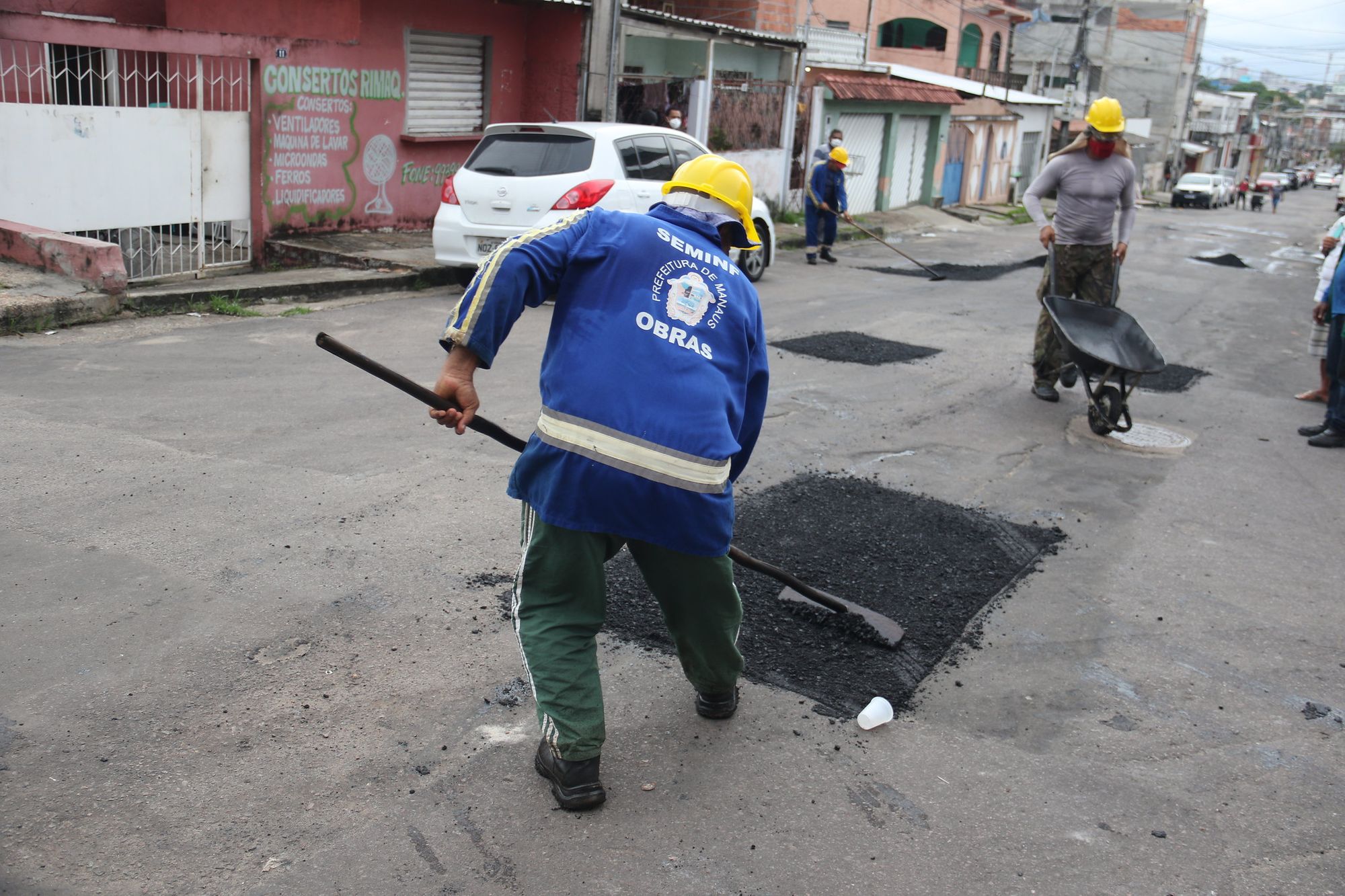Prefeitura de Manaus realiza serviços de tapa-buracos no bairro Betânia