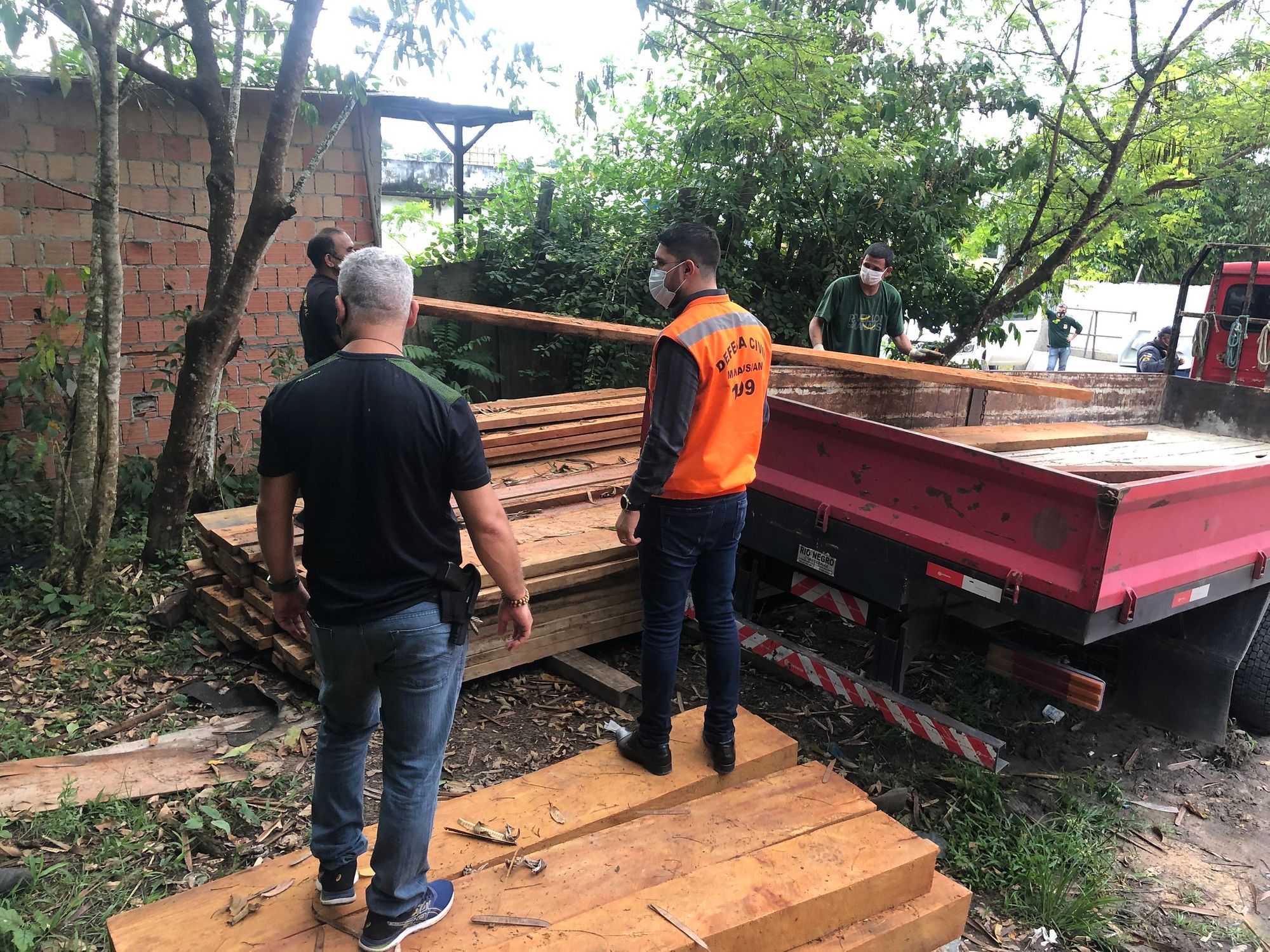 Defesa Civil recebe doações de madeiras para construção de pontes e barragens contra a cheia