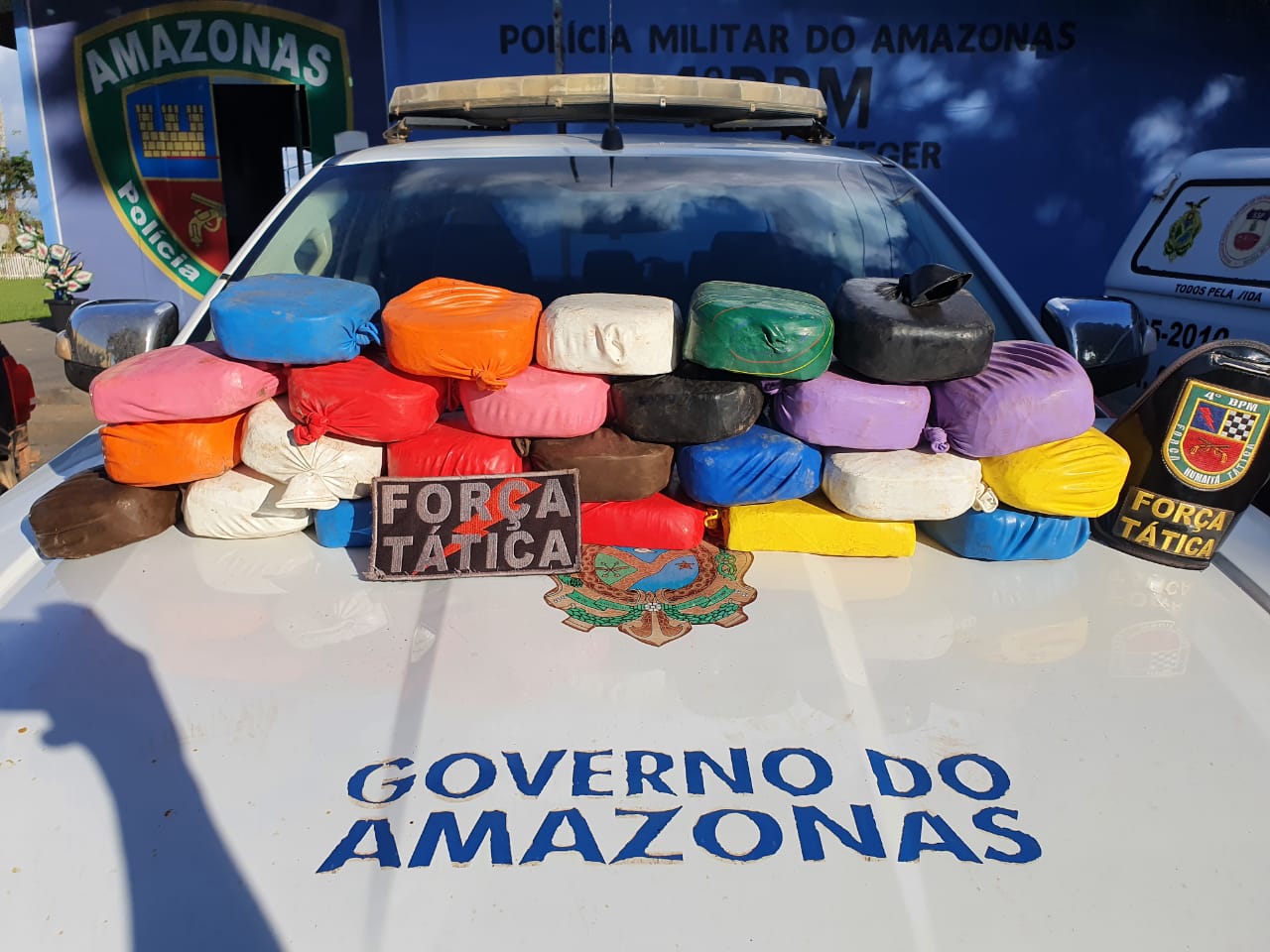 Idoso é preso com 25kg de drogas em fundo falso no carro