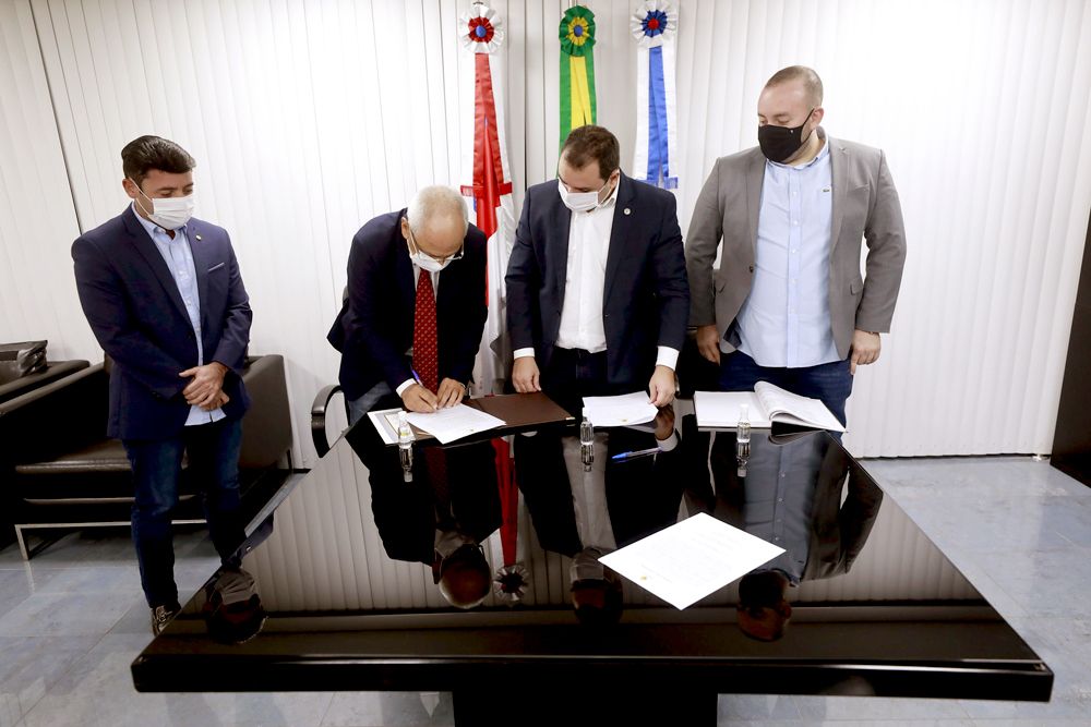 Roberto Cidade empossa Angelus Figueira como deputado estadual