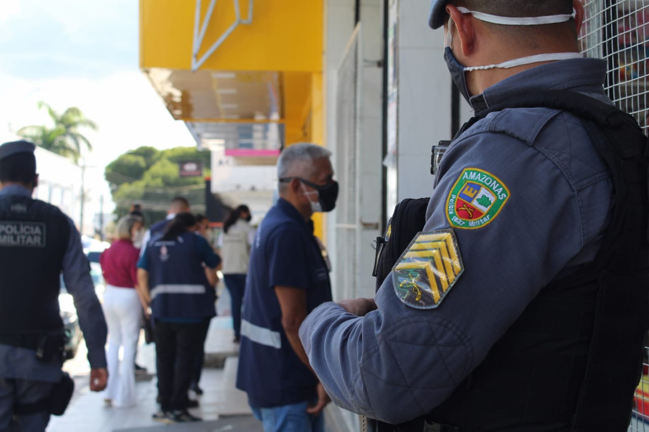 CIF vistoria comércio do Parque Dez e Educandos para conferir cumprimento de medidas de prevenção da Covid-19