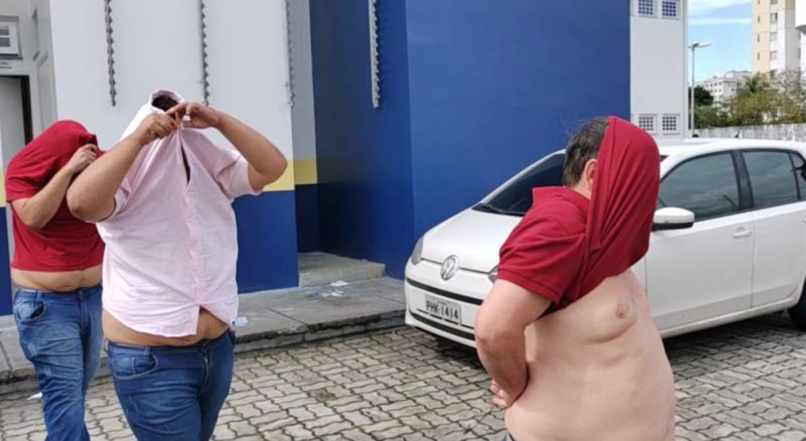 Trio acusado de usar cartões clonados é preso em condomínio de luxo