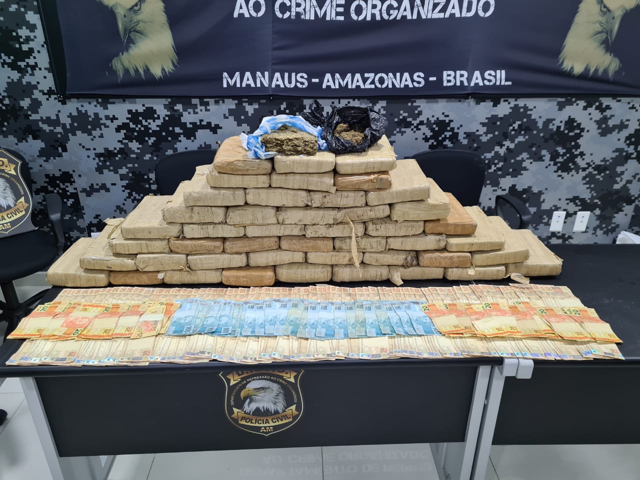 Polícia apreende carro de luxo, 40 quilos de skunk e R$ 15 mil com dupla suspeita de tráfico em Manaus