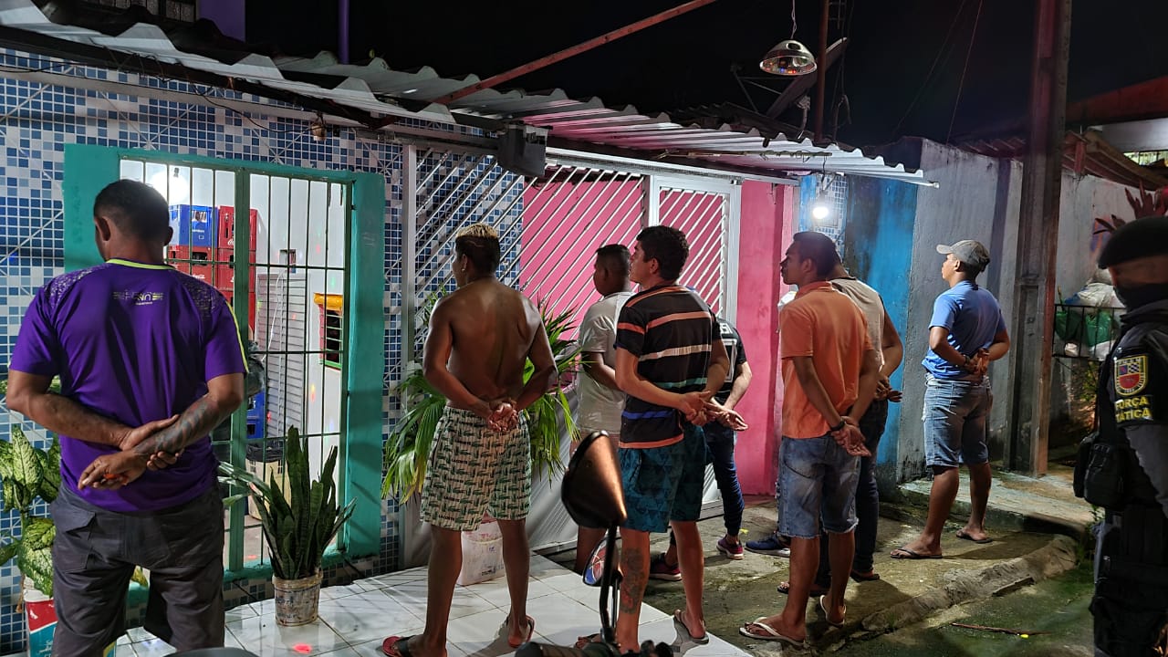 Polícia fecha 11 bares que descumpriram decreto de prevenção da Covid-19, em Manaus