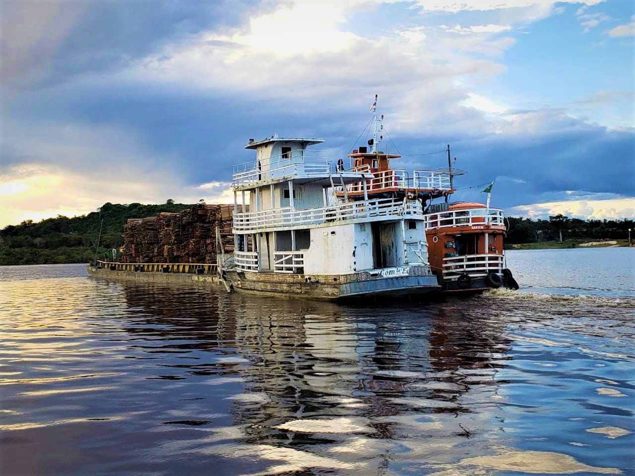 Madeira é apreendida pela PF em balsa no Rio Negro