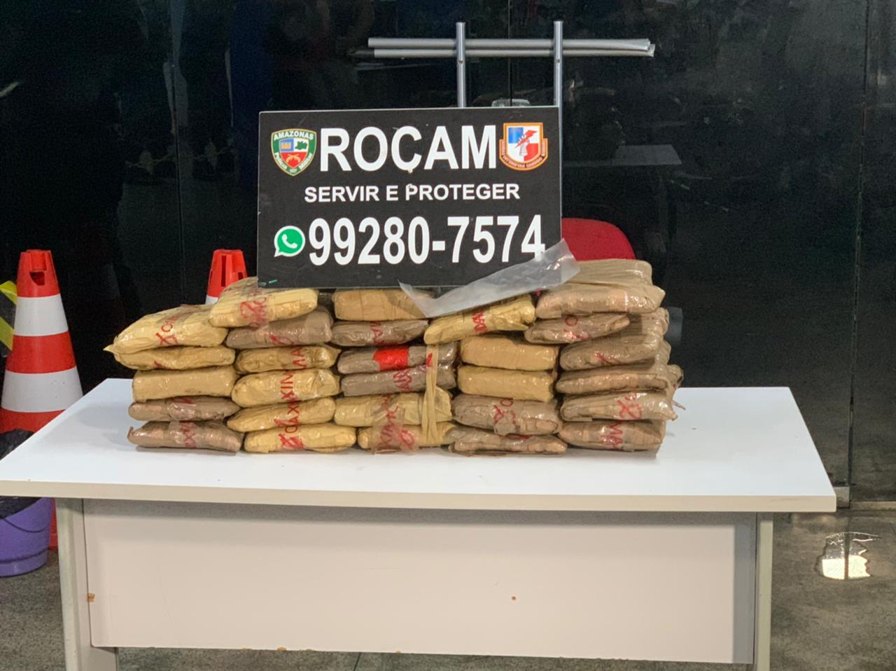 Polícia prende mulher com  drogas escondidas em mala em Manaus