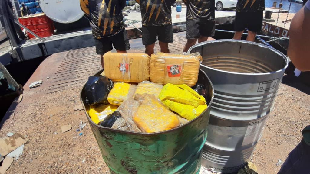 Homens são presos drogas escondidos em botijas de gás