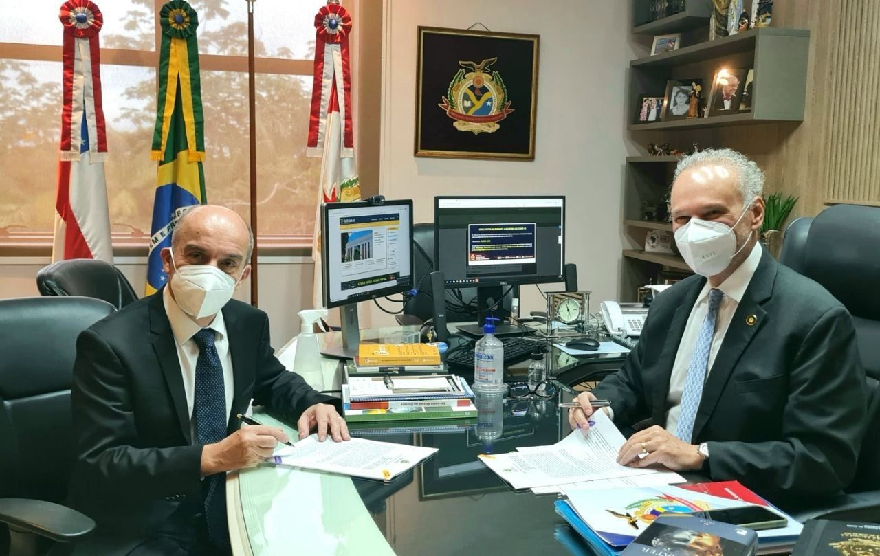 TCE-AM assina contrato com a FGV para realização do concurso público com oferta de 40 vagas imediatas