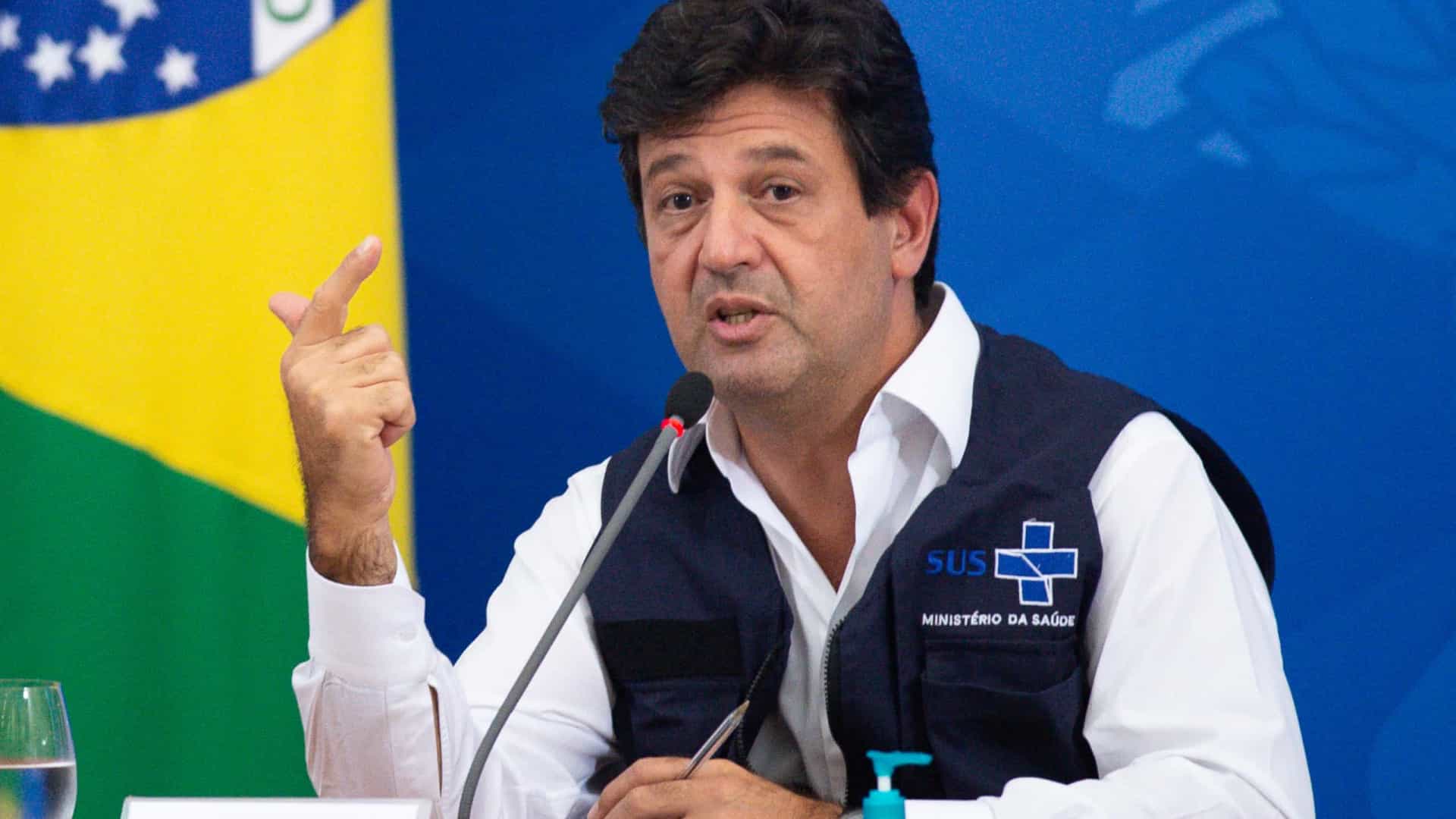 'Cepa anda de Ferrari. Vacinação vai de carroça', diz Mandetta