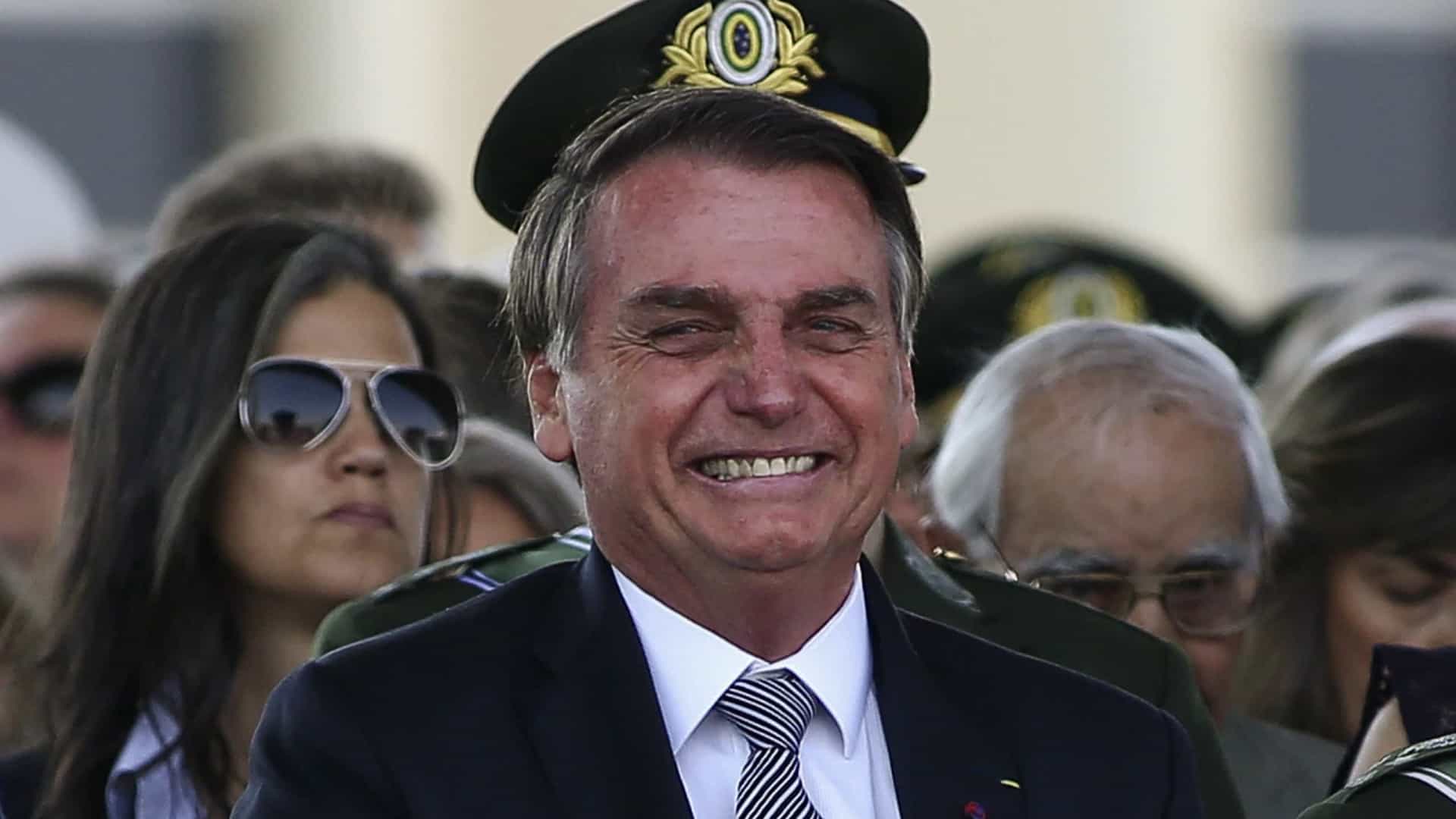Após pedir fim de frescura e mi-mi-mi, Bolsonaro diz que lamenta 'qualquer morte'