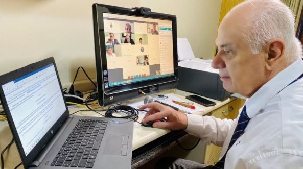 "Não podemos nos dar ao luxo de guardar vacina em geladeira", diz Serafim apelando para que Semsa continue vacinando idosos