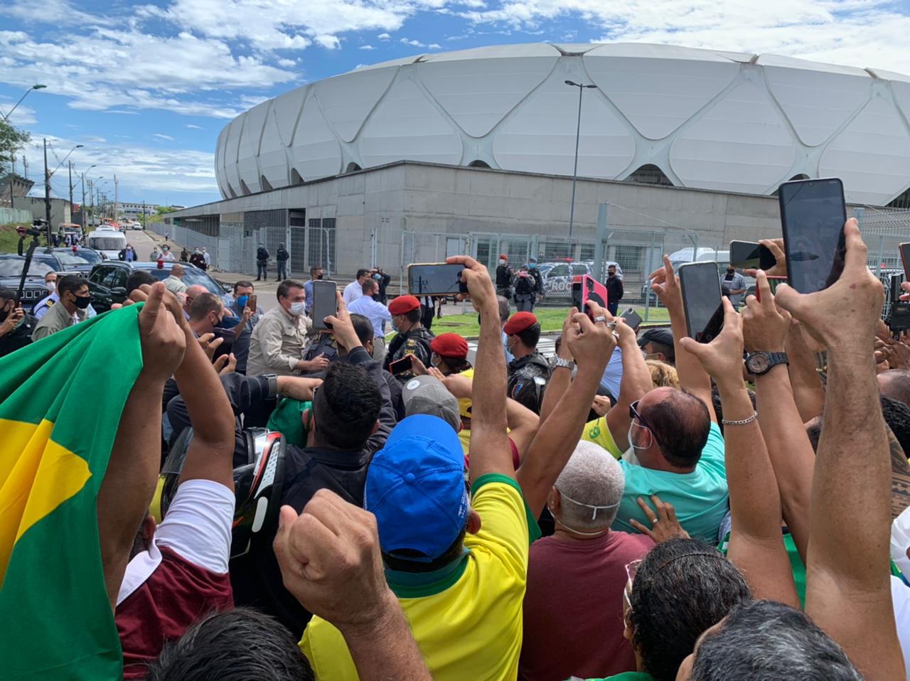 Com aglomeração, apoiadores de Bolsonaro recebem presidente aos gritos de 'mito'