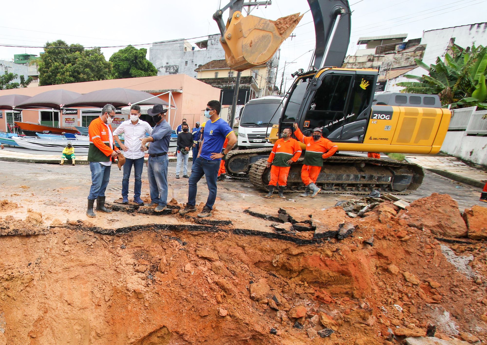 David Almeida acompanha obras de reparo em trecho da Manaus Moderna