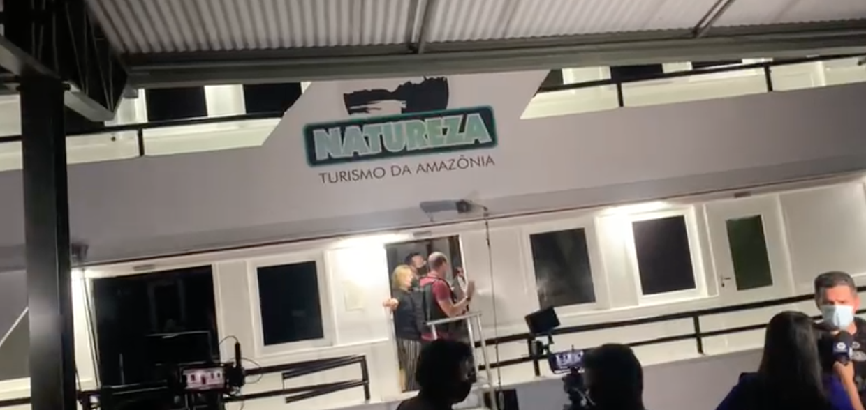 Polícia acaba com festa clandestina dentro de barco em Manaus