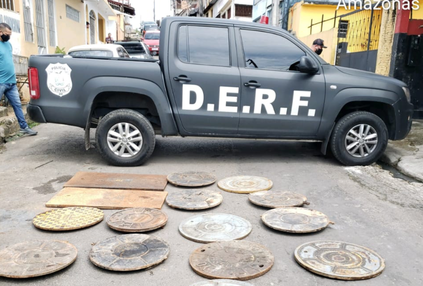 Idoso é preso por furto de tampas de bueiro em Manaus