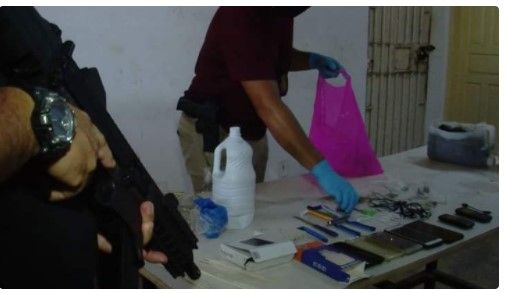 Presos usam celular e internet de delegacia de Parintins