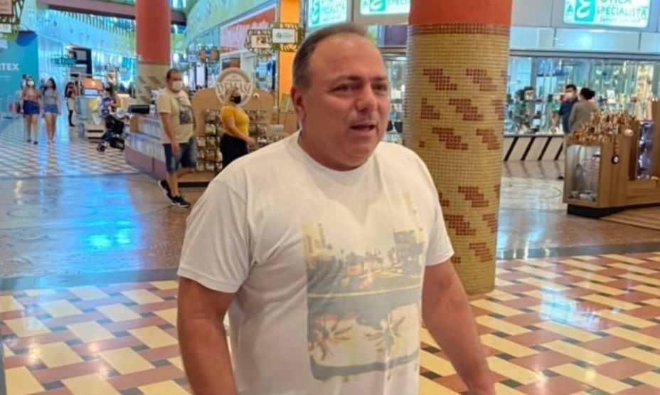Pazuello é flagrado passeando sem máscara em shopping de Manaus