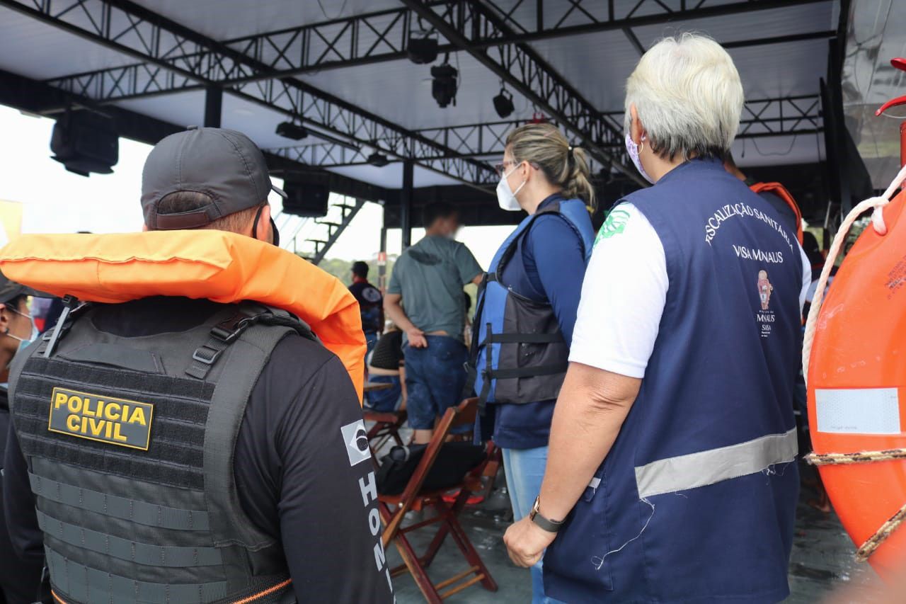 Com aglomerações, flutuantes são interditados pela CIF em Manaus