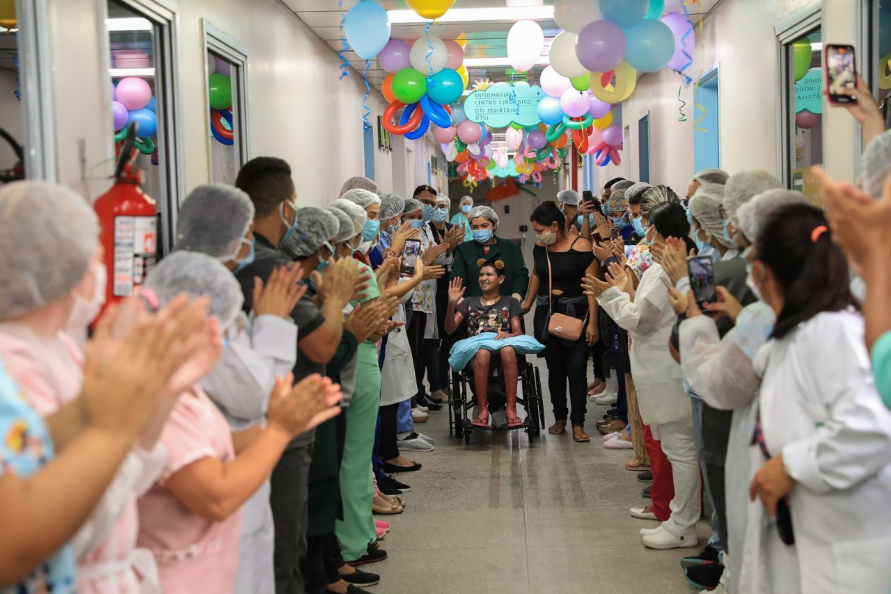 Menina vítima de explosão em condomínio de Manaus recebe alta hospitalar do HPS da Criança Zona Oeste