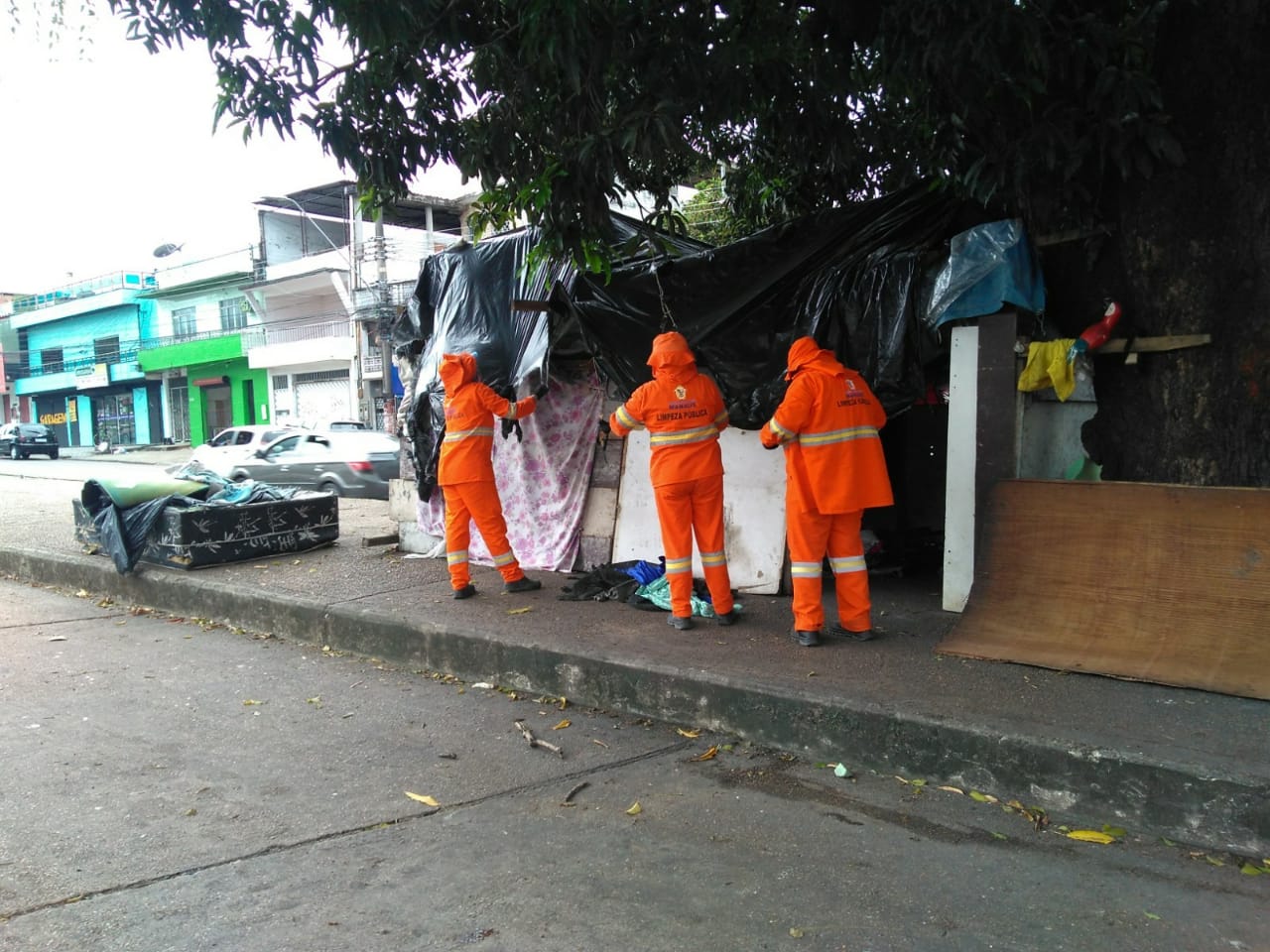 Casal que morava em barraco improvisado na Constantino Nery deixa o local